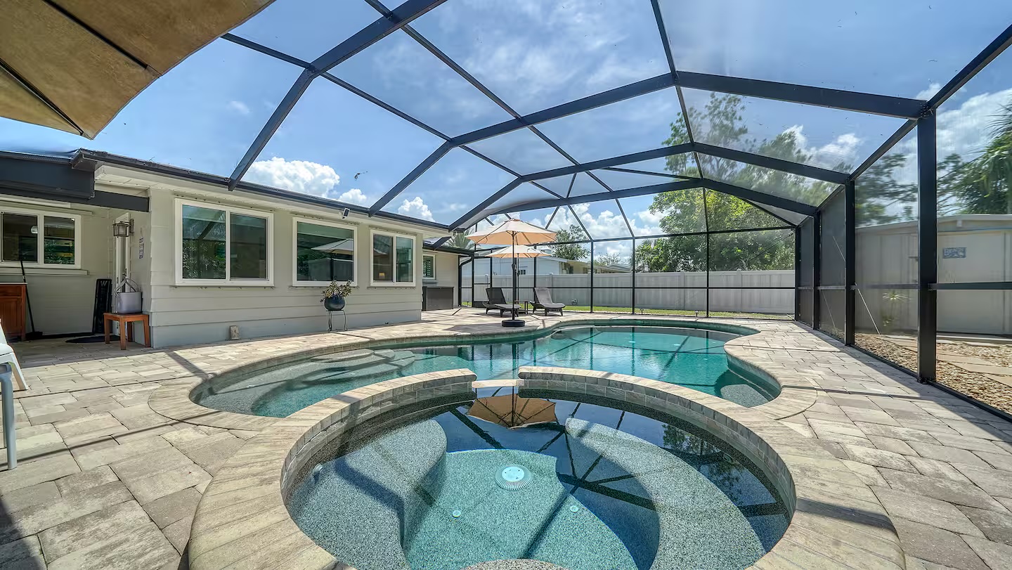 Pool, Jacuzzi & Tesla Solar Near Siesta